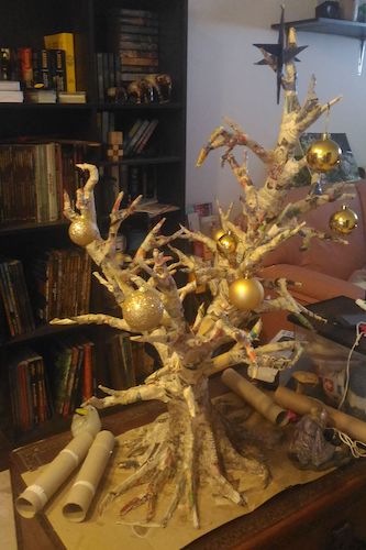 Some golden balls and a star.